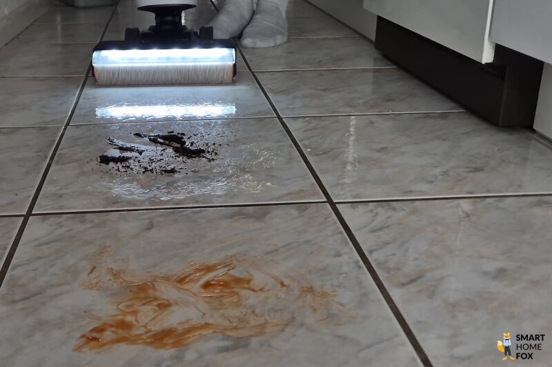 Kaffee und Ketchup werden von den Fliesen gewischt.